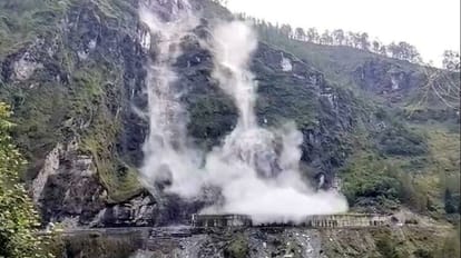Badrinath Highway: पातालगंगा और छिनका में हुआ भारी भूस्खलन, हाईवे बंद होने से जगह-जगह फंसे 7000 तीर्थयात्री Badrinath Highway Landslide after rainfall in Patalganga in 7000 pilgrims Stuck in Chinka