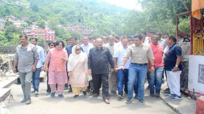 Himachal News: अवरूद्ध हाईवे 48, 700 सड़कें 12 घंटे में करेंगे बहाल, मंत्री ने किया प्रभावित क्षेत्रों का दौरा Himachal News: Blocked Highway in 48 and 700 roads will be restored in 12 hours