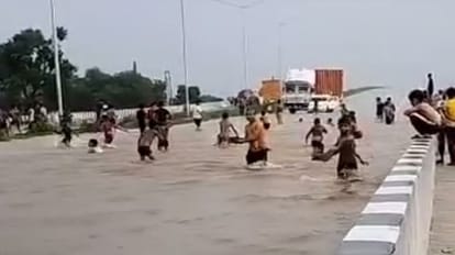 Water filled on National Highway in Kannauj in rain