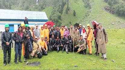Kinnaur: किन्नौर में फंसे 18 ट्रैकरों सहित 46 लोगों को जिला प्रशासन ने सुरक्षित निकाला Kinnaur district administration rescued 46 people including 18 trackers trapped in prison