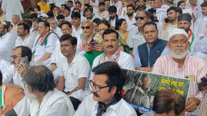 UP Congress performs Maun Satyagrah in Lucknow.