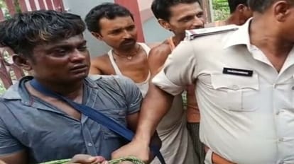 Bihar: सफाई के नाम पर सोना चोरी करने वाले आरोपी को लोगों ने बांधकर पीटा; पुलिस ने मौके पर पहुंच कर बचाई जान People tied and thrashed the accused who stole gold in the name of cleanliness in Samastipur