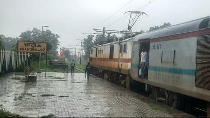 UP: Heavy rain since morning, water filled on railway line in Bijnor, two trains canceled due to falling trees