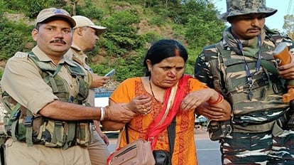 जम्मू कश्मीर: अमरनाथ यात्रियों को ले जा रही कार डिवाइडर से टकराई, उधमपुर में पांच लोग जख्मी Five injured as car carrying pilgrims hits road divider in J-K's Udhampur Jammu