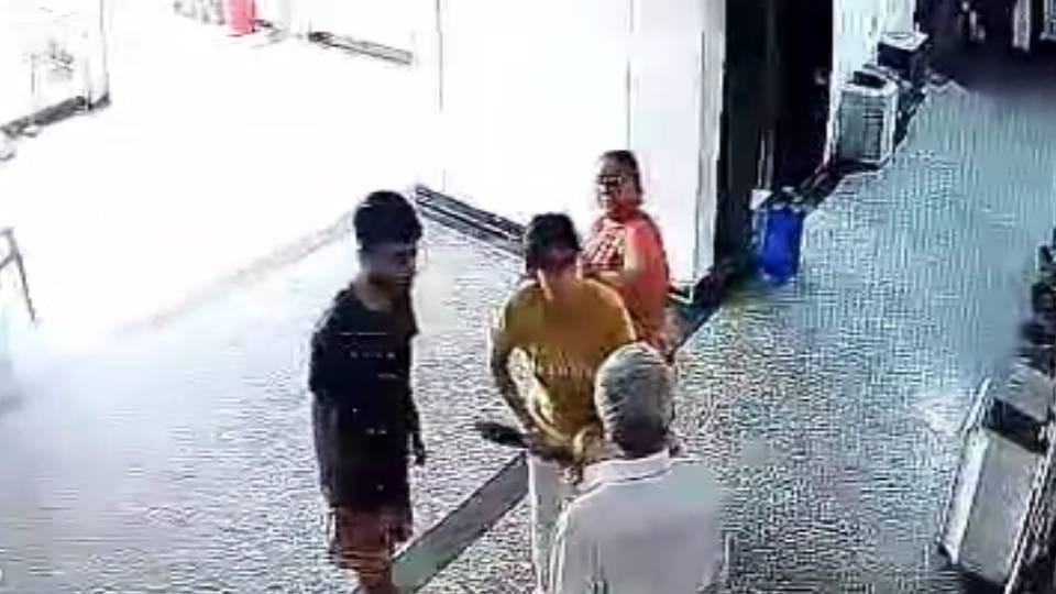 Woman thrashes watchman with broom after lift stops in Agra