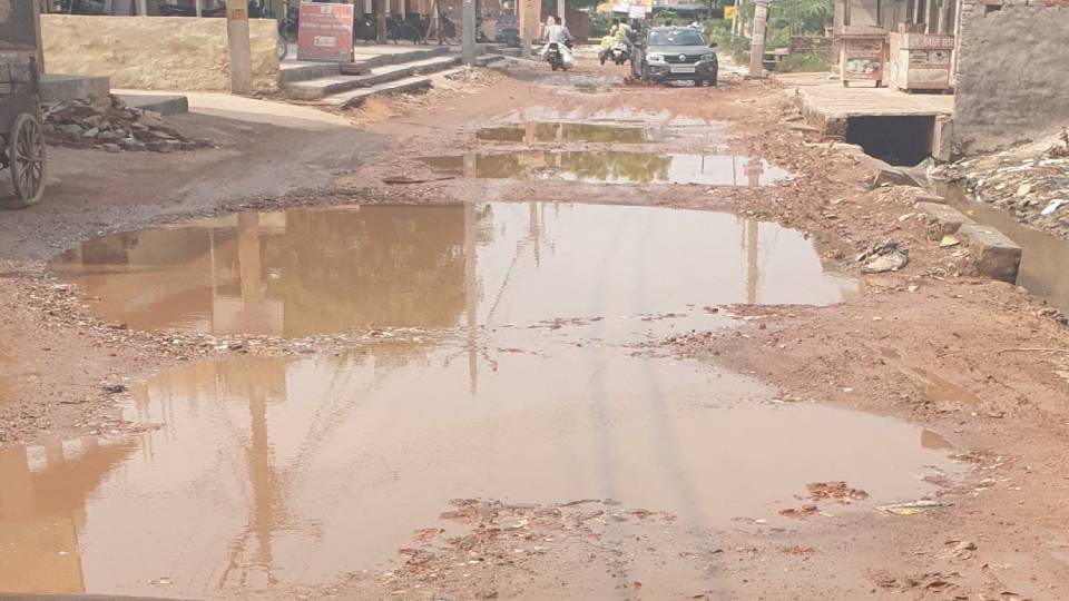 road became swamp due to rain In Agra due to which path of twelve colonies has become difficult