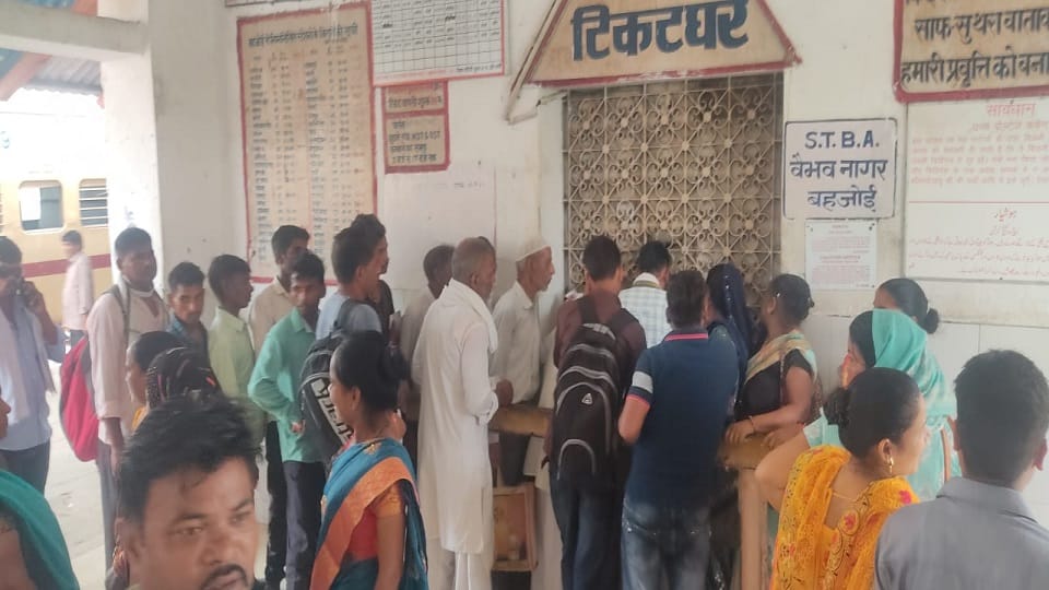 All trains of Aligarh route canceled, passengers are facing trouble