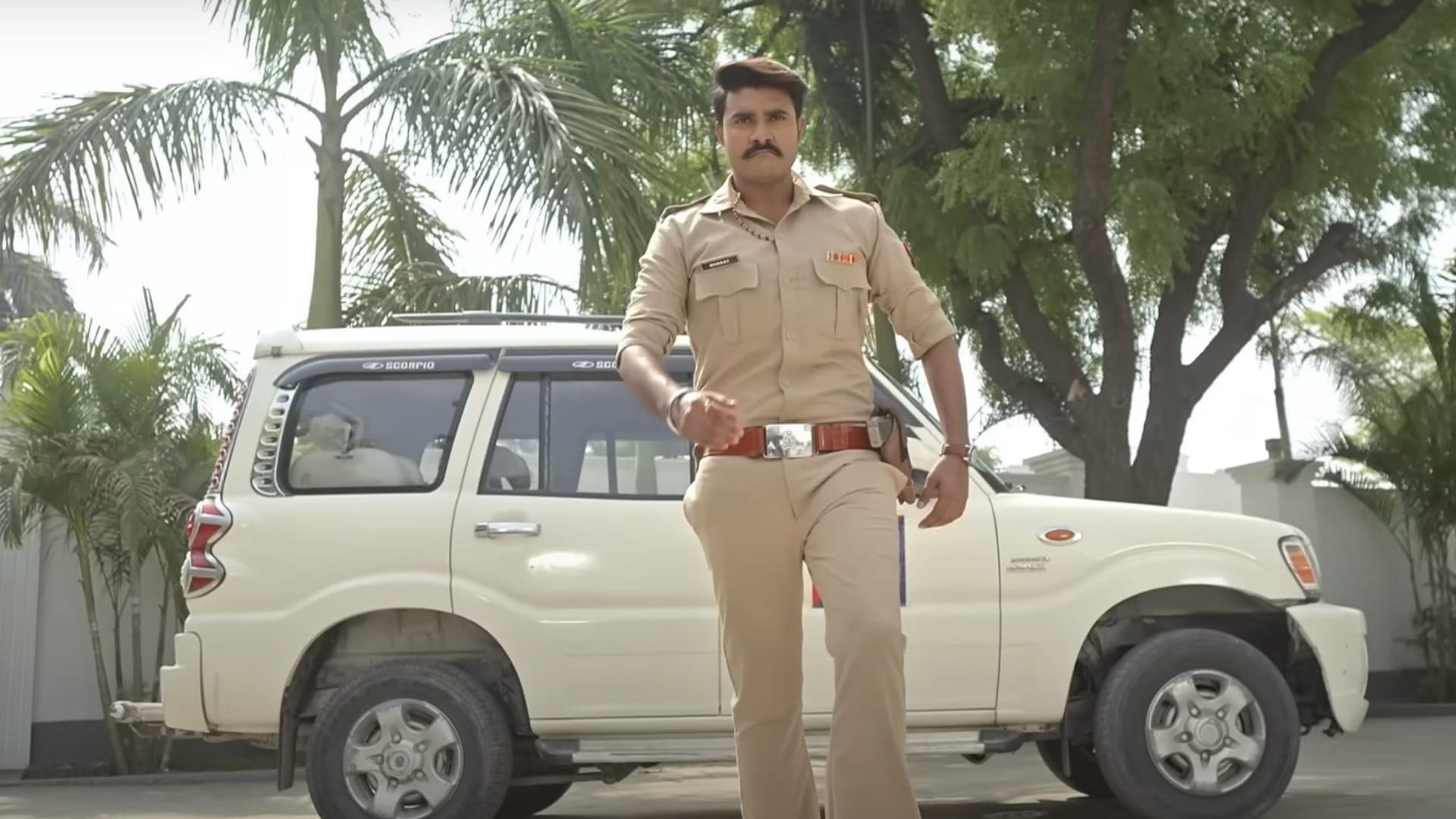 Bharat Bhagya Vidhata Trailer Pradeep Pandey Chintu action ruckus in Bhojpuri  went viral soon it was released