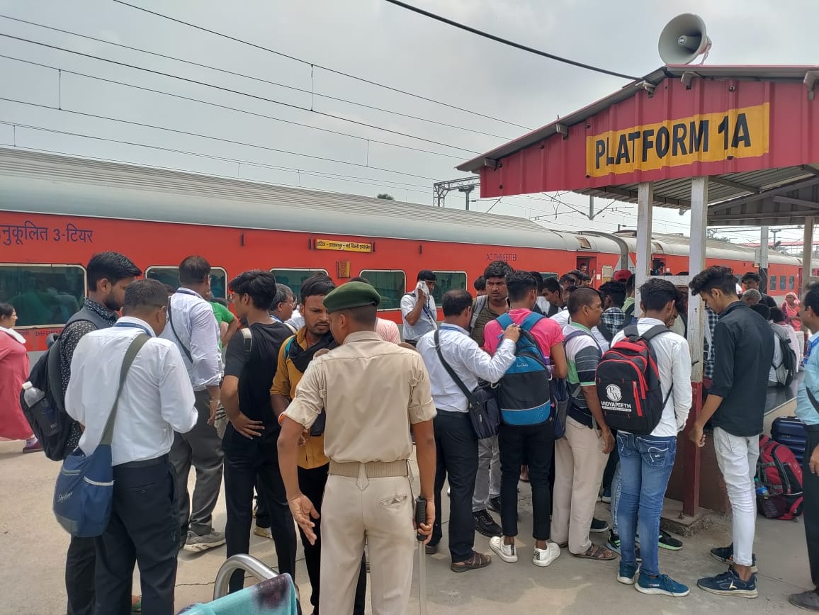 Bihar News : 406 non-tickets were caught at two stations of Patna, 71 lakhs were recovered in three days.