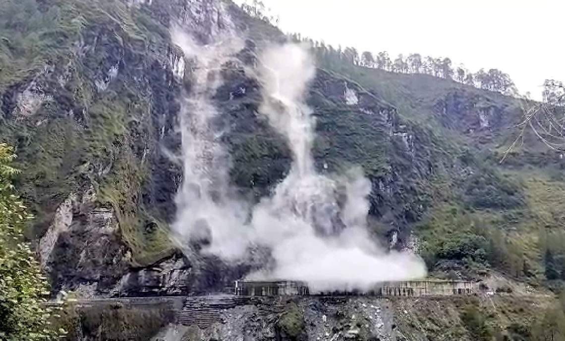 Badrinath Highway Landslide after rainfall in Patalganga  in 7000 pilgrims Stuck in Chinka