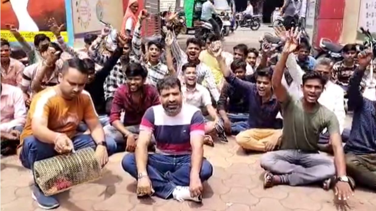 Ashoknagar: Rats terror in Ashoknagar, people reached municipality with Congress councilor carrying rat
