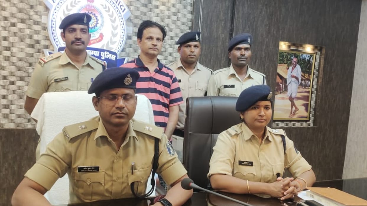 arrested for cheating on pretext of getting loan by pretending to be RTO officer in janjgir champa