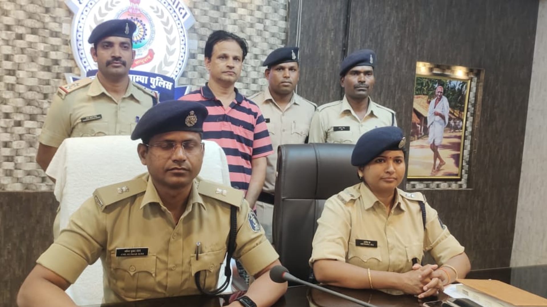 पुलिस गिरफ्त में आरोपी।
