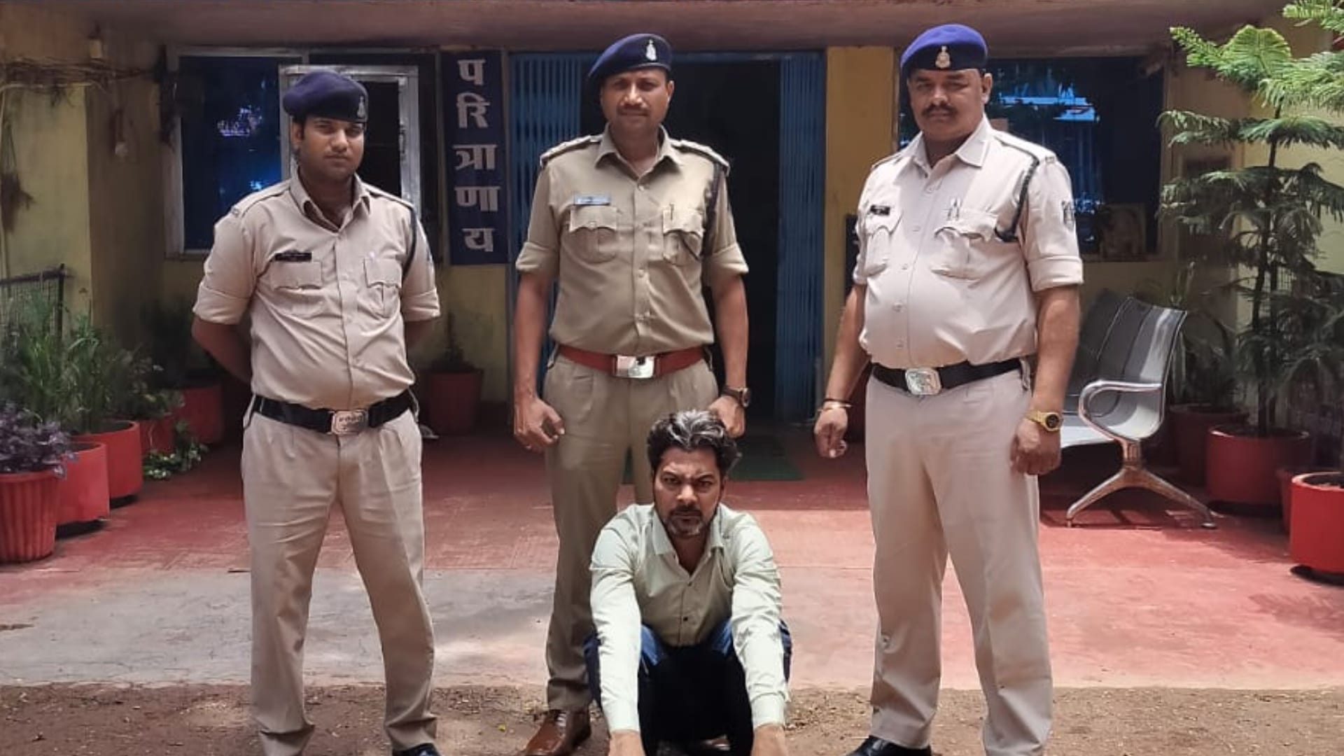 पुलिस गिरफ्त में आरोपी।