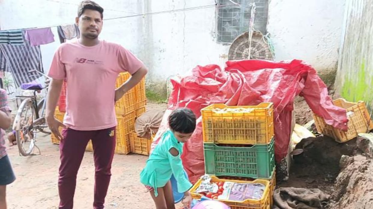 tomato worth Rs 25 thousand stolen from vegetable seller's house tamatar ki chori in Korba