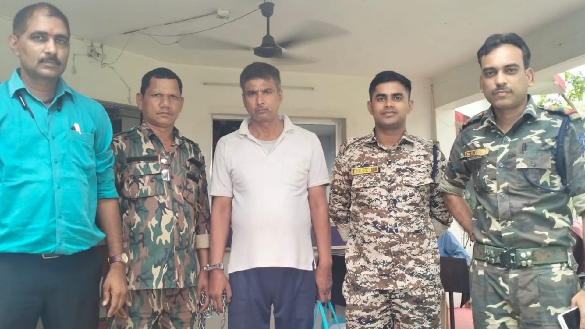 पुलिस गिरफ्त में आरोपी।