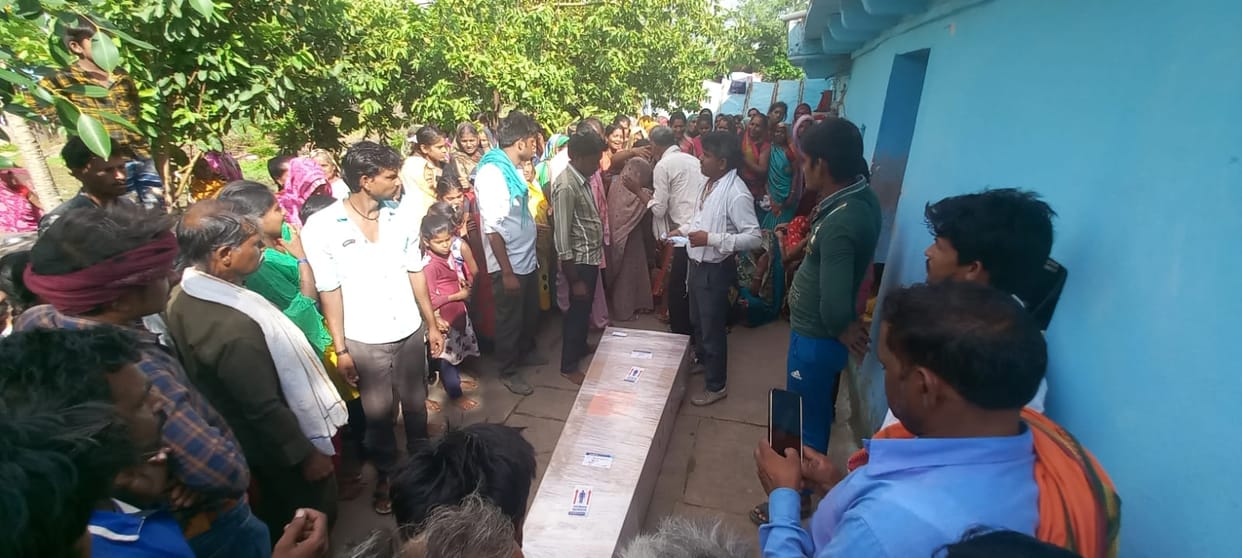 Damoh's laborer died in Goa, the dead body was brought by flight after raising funds with public help