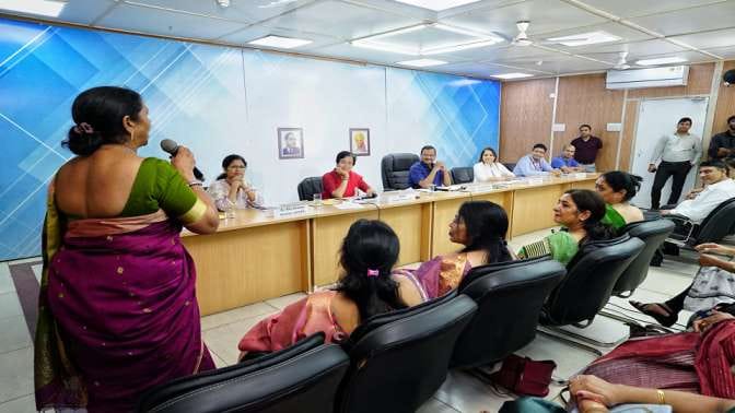 CM Kejriwal met all the principals of MCD school who returned after training from IIM Ahmedabad