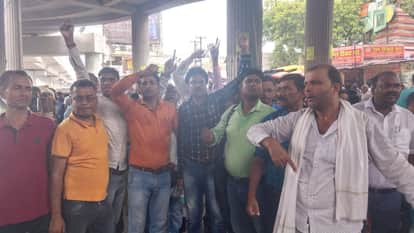 आर ब्लॉक पर प्रदर्शन करते किसान सलाहकार।