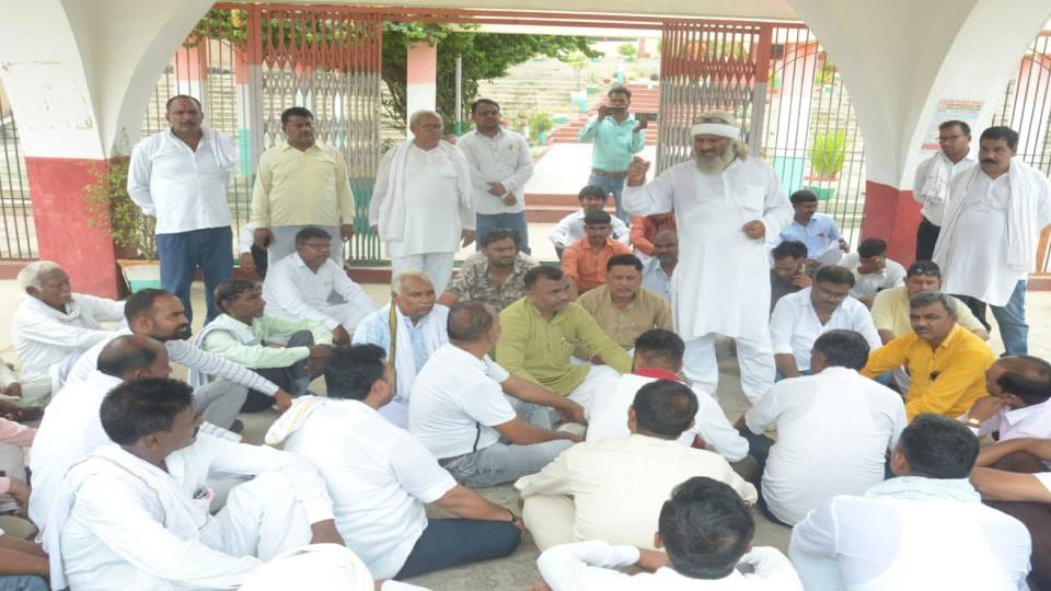 Pradhans protest against SP MLA in Firozabad