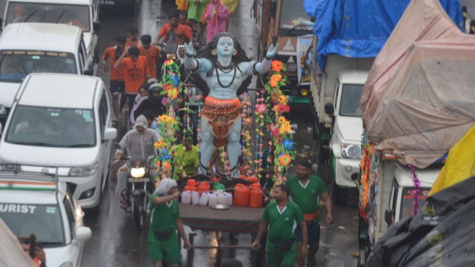 Kanwar Yatra 2023 Huge Crowd in Haridwar even Rainfall  Big and Unique Kanwar photos