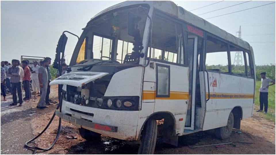 High speed school bus overturned in Jodhpur injured children were admitted to MDM Hospital