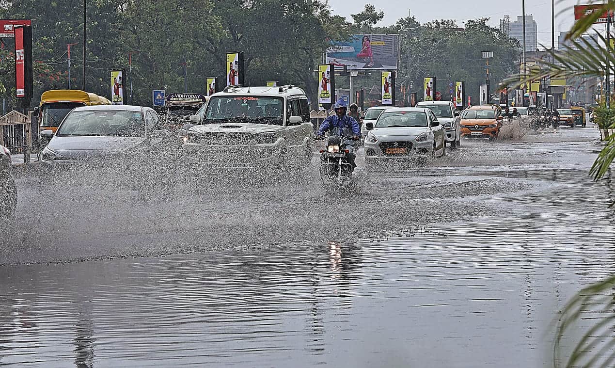 इंदौर में बुधवार को दिन में तेज पानी गिरने से सड़कों पर जलजमाव की स्थिति बनी।