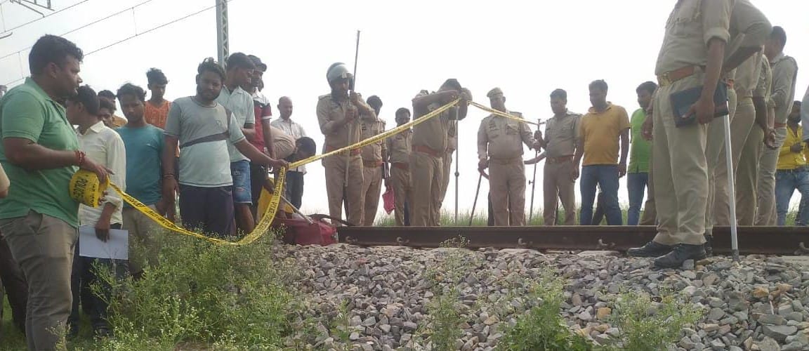 Jaunpur Crime: Dead body of a youth found on the side of the railway track, accused of being shot and killed