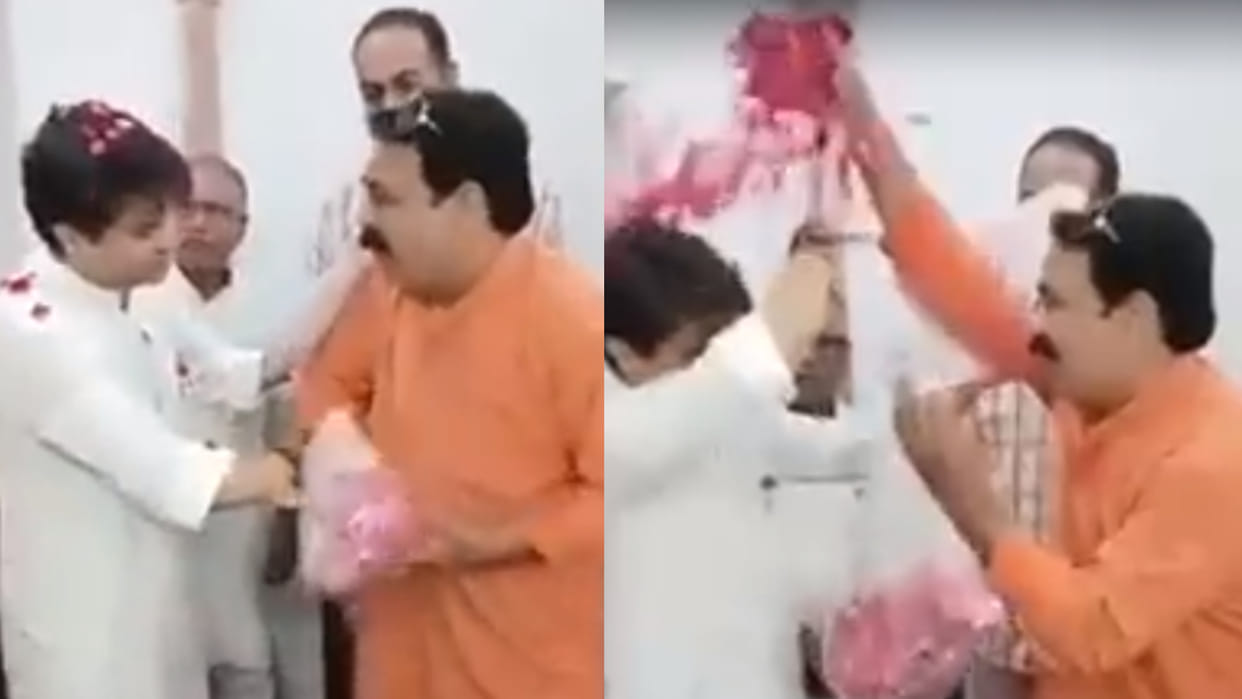 Viral Video: 'Please Raju stop showering flowers', Scindia kept refusing and the workers did not stopped