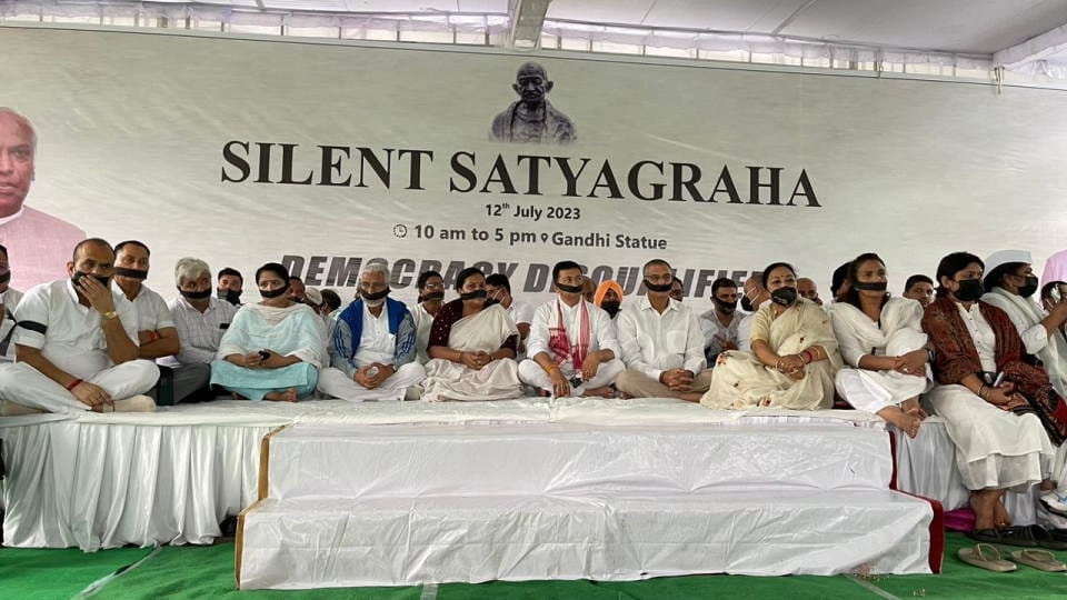 Congress Maun Satyagraha for support Rahul Gandhi Uttarakhand