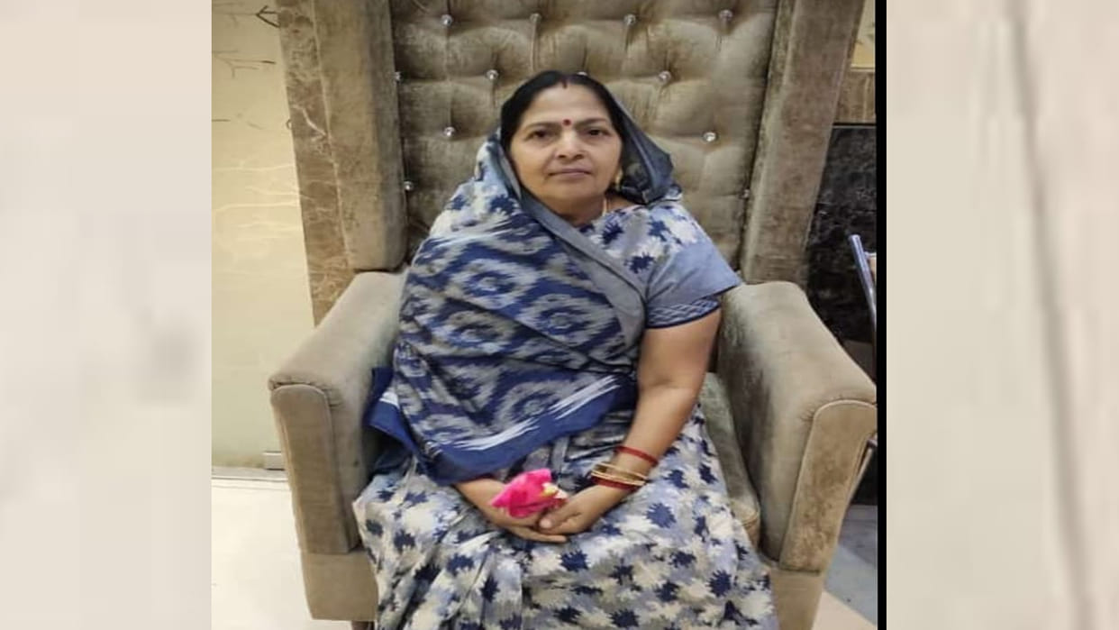 Road accident in Mahoba: Uncontrollable car collided with a tree on highway, woman died, four injured