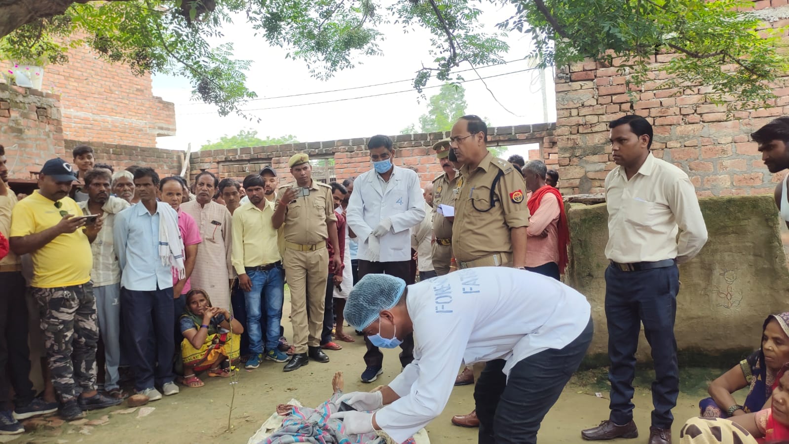 The dead body was lying on the cot in the courtyard of the house, the police did not find a trace of blood on