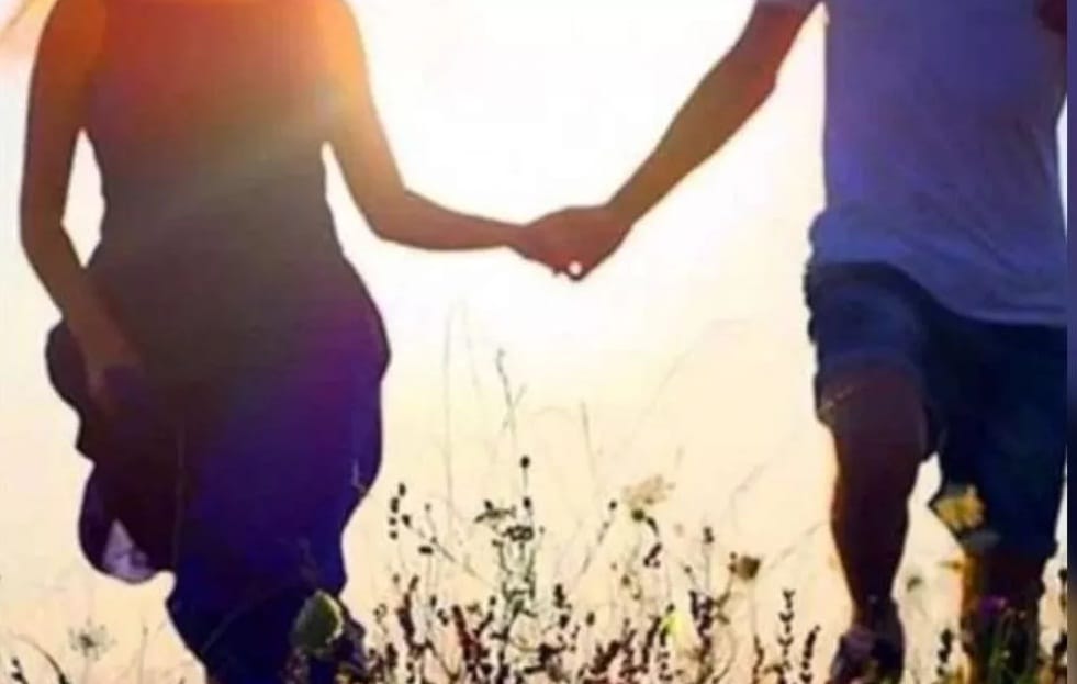 Mother of two absconded with lover in Banda, Friendship on social media then love happened
