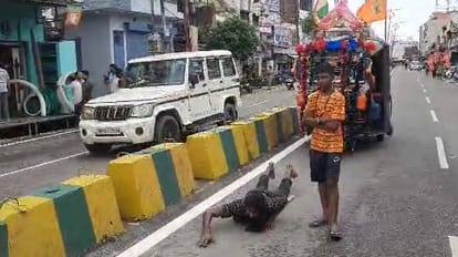 Kanwar Yatra: After birth of a daughter, Deepak brings Kanwar after lying 125 kilometers from Haridwar