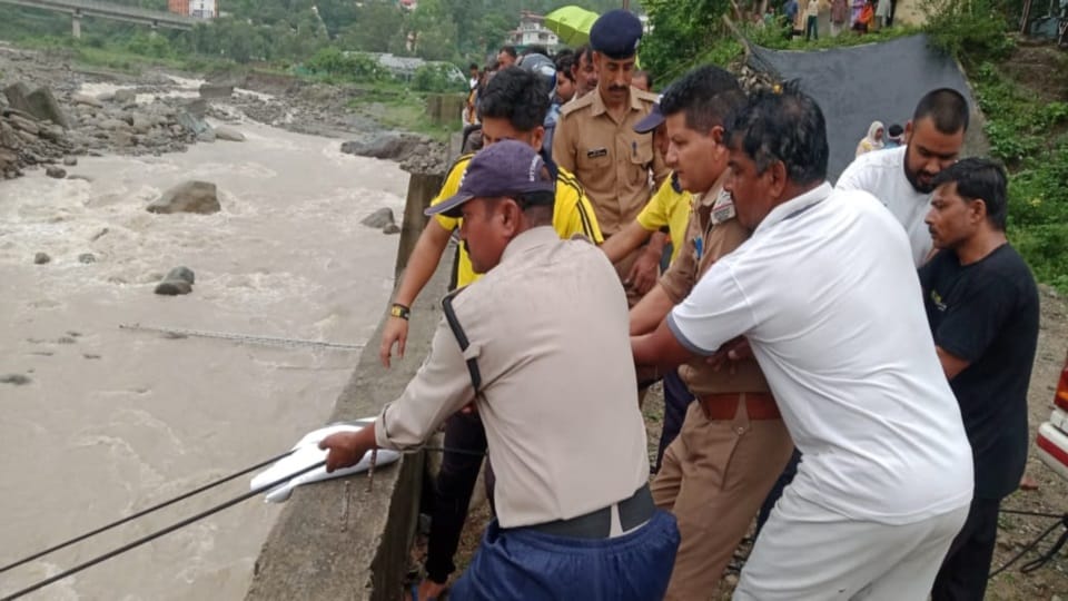 Kotdwar Accident News Bijnor Tourist Car fell into Khoh river for Passengers missing