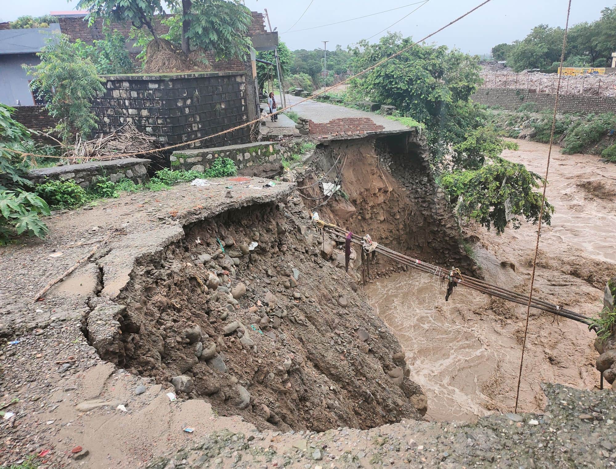 Uttarakhand Weather Disaster 18 deaths Till Now due to Monsoon Heavy Rainfall 1700 roads Closed