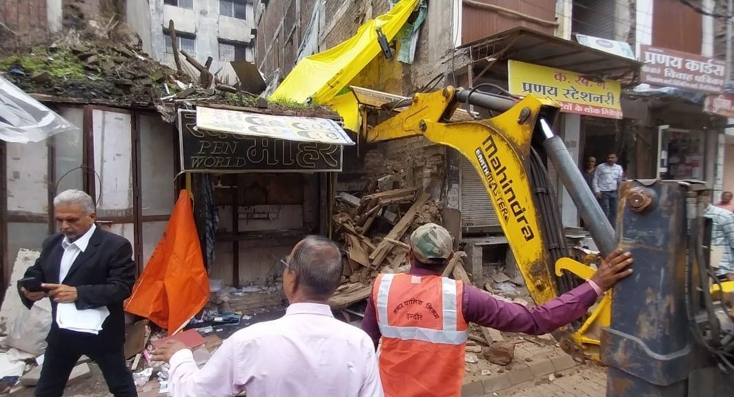 Controversy over demolition of dangerous house in Khajuri Bazar, tenant's shop left