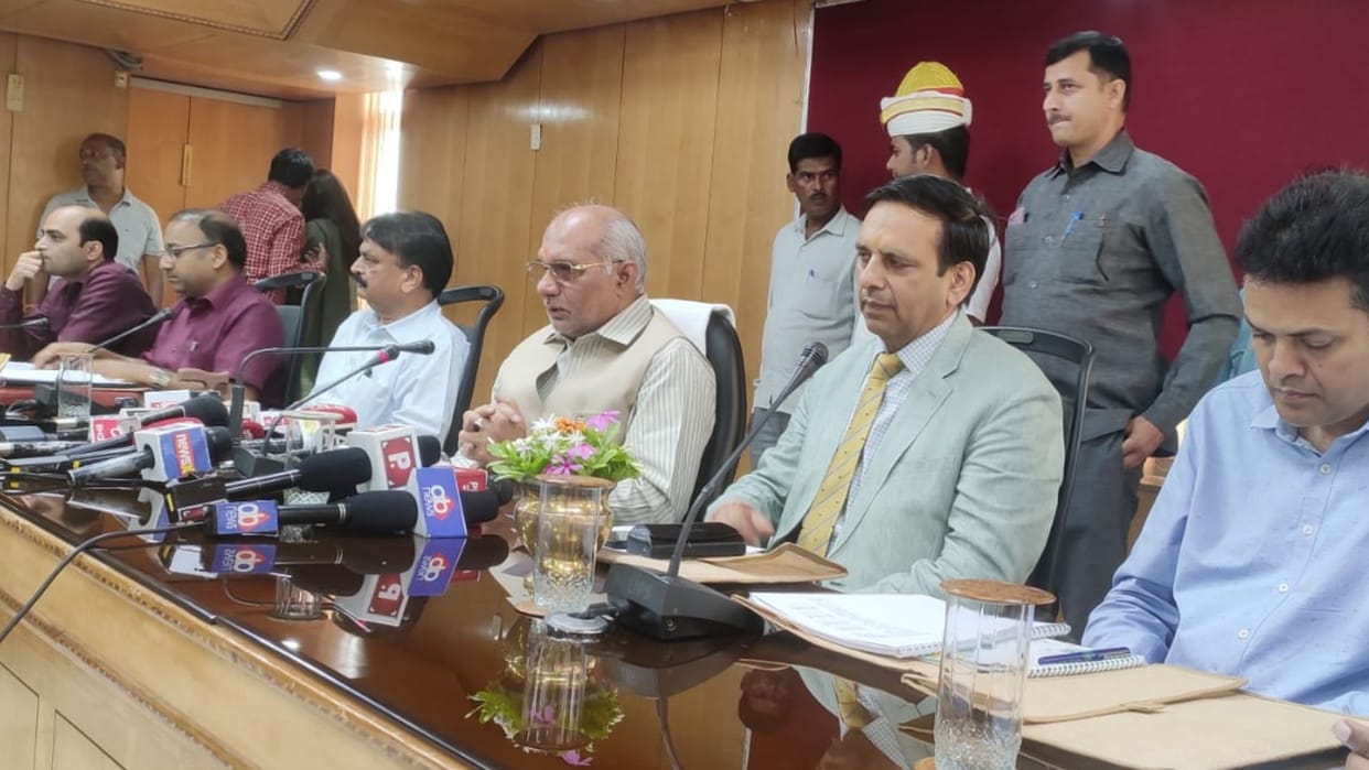 45 days campaign will be run to make grassland free says UP minister.