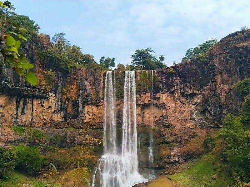 Student of Indore drowned in Muhadi water fall, villagers refused to go in deep water