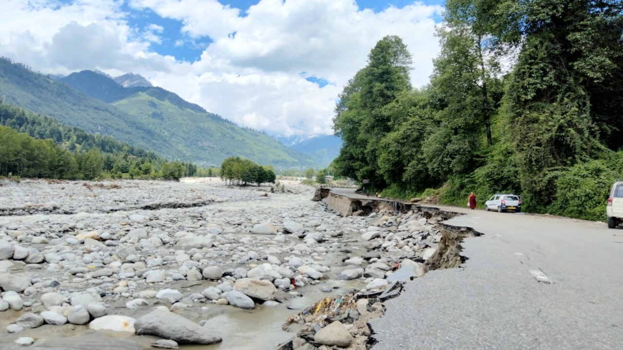 Flood wreaked havoc in Manali, houses and vehicles were swept away like straws, pictures of devastation surfac