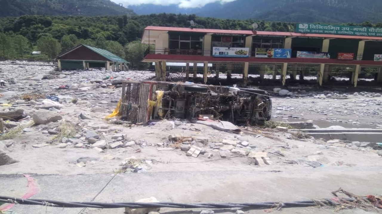 Flood wreaked havoc in Manali, houses and vehicles were swept away like straws, pictures of devastation surfac