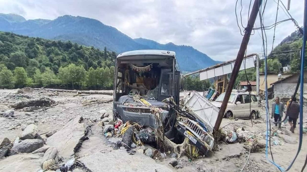 Flood wreaked havoc in Manali, houses and vehicles were swept away like straws, pictures of devastation surfac