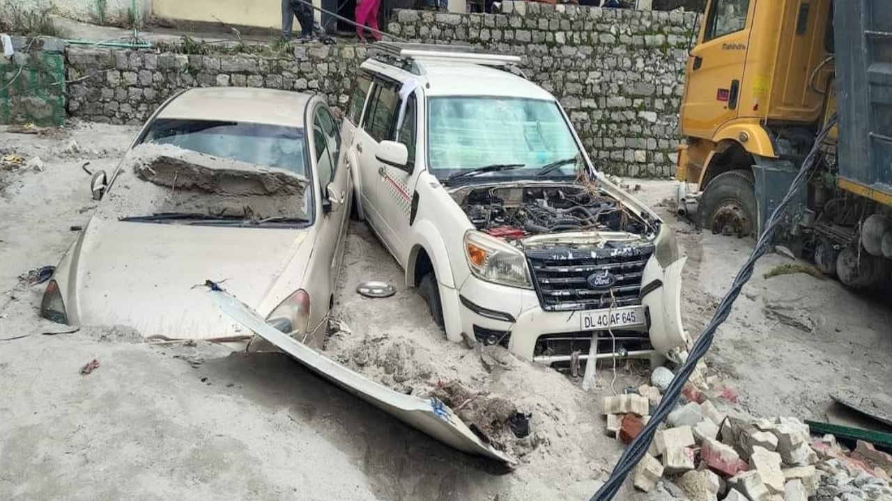 Flood wreaked havoc in Manali, houses and vehicles were swept away like straws, pictures of devastation surfac