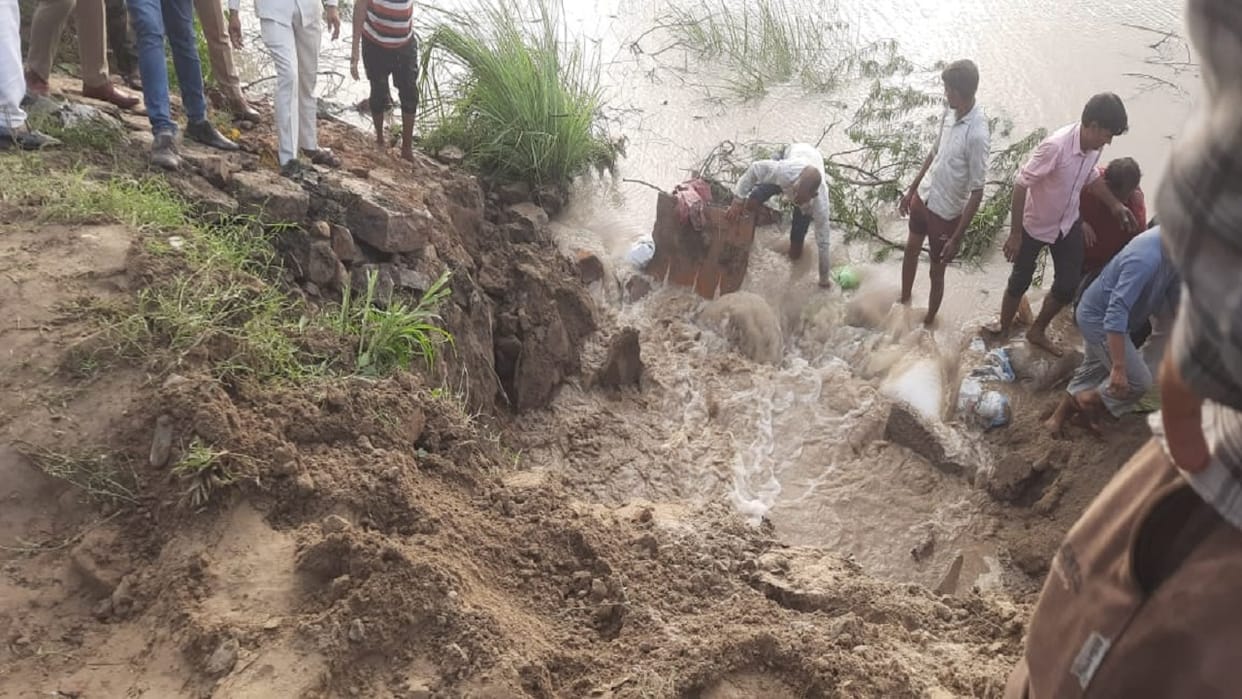 Small dam broken in Shungarpur of Loni, Ghaziabad danger of flood in many villages