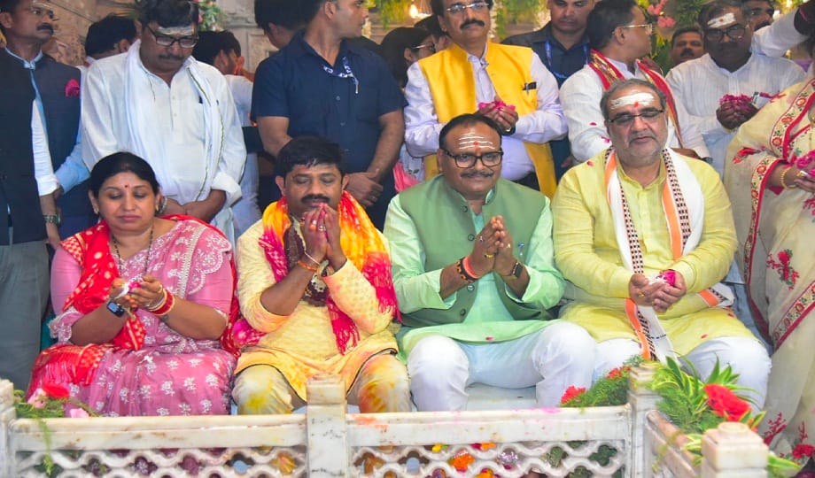 Brajesh Pathak, suresh Khanna arrived recovered birthday of Minister Nandi, Nandi, Abhilasha blood donate
