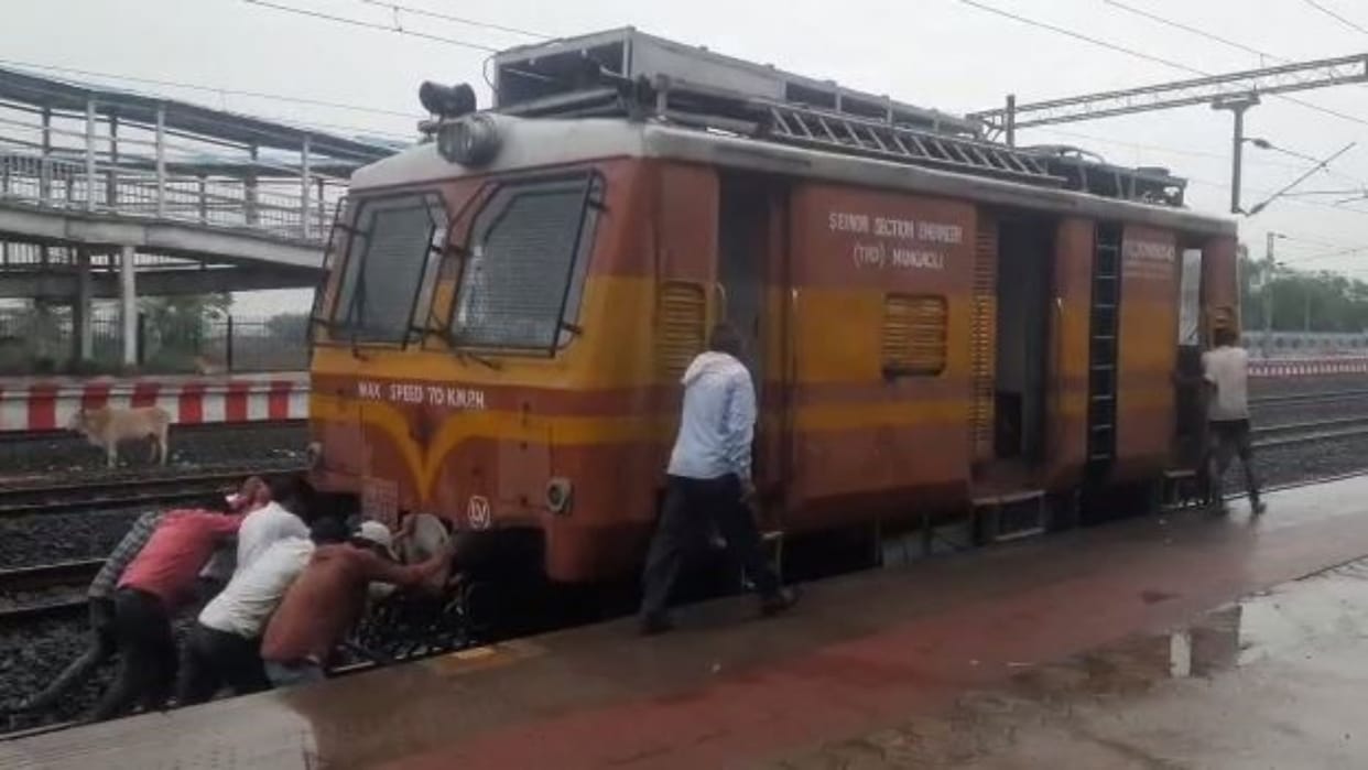 MP News Employees removed engine of train by pushing it in Ashoknagar video viral