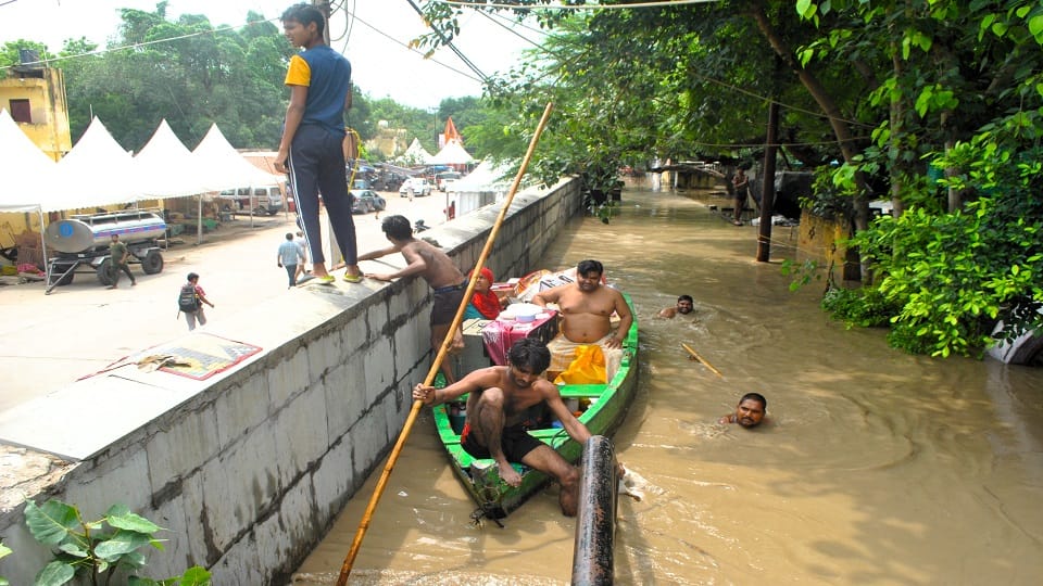 Yamuna crossed border After 45 years along with Red Fort