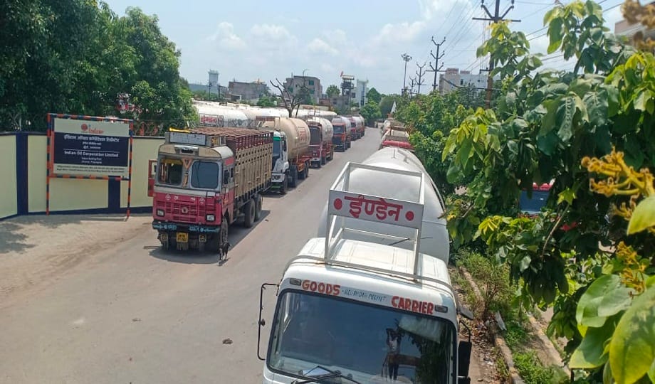 There may be shortage of cooking gas in 11 districts including Prayagraj, trucks stuck due to route diversion