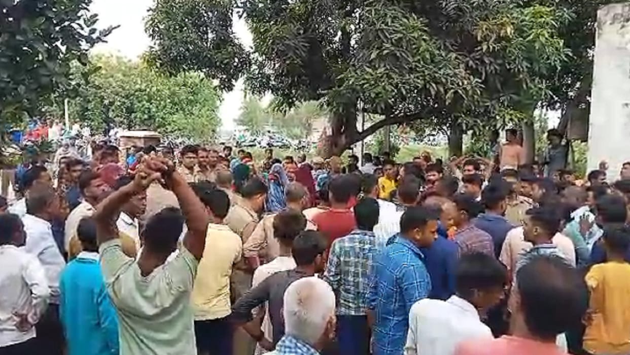 Contract worker dies due to electrocution while connecting wires inside the power house, road jammed by keepin