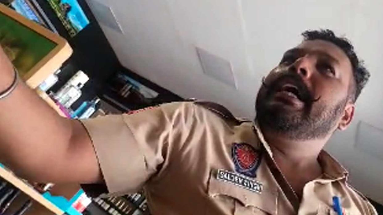 A video of constable who asking for bottle of liquor Viral on Social Media